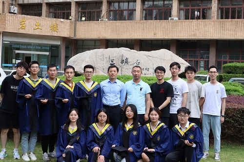 2022硕士毕业照